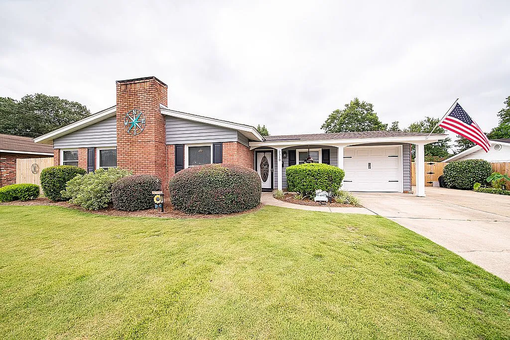 2310 Camelot Pl photo 1