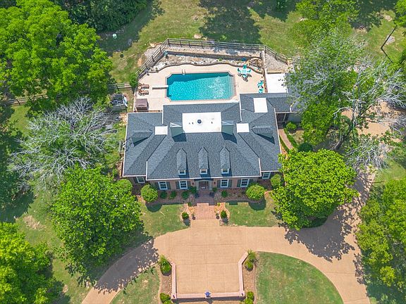 4th image of 750 Lakehill Cir