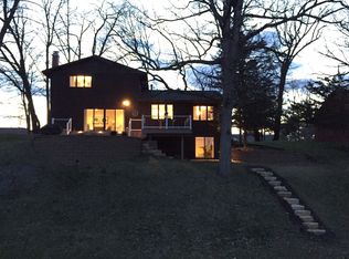 16 Deer Hollow Dr, Coal Valley, IL 61240