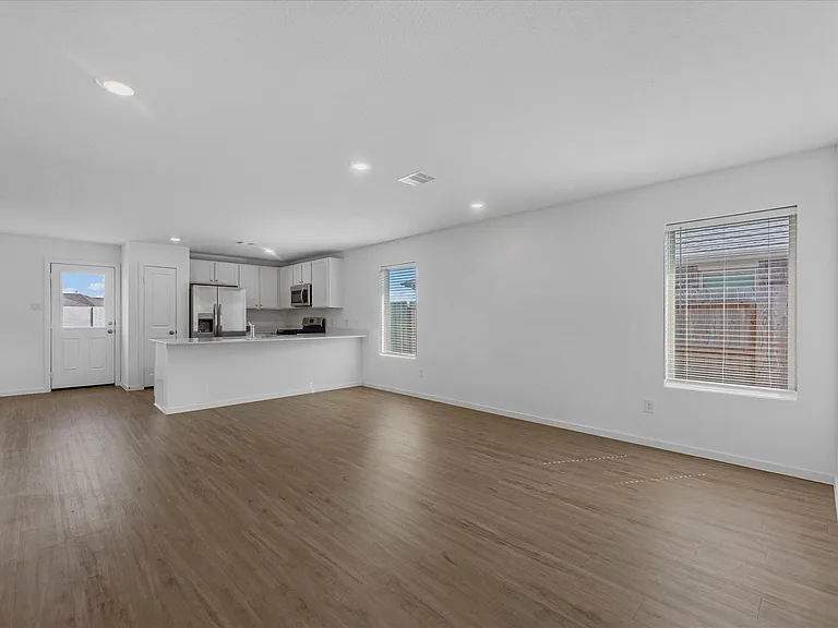 2106 Hyde Acres St — Photo 2
