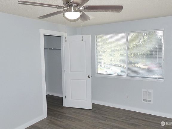 4th image of 916 31st Street NE