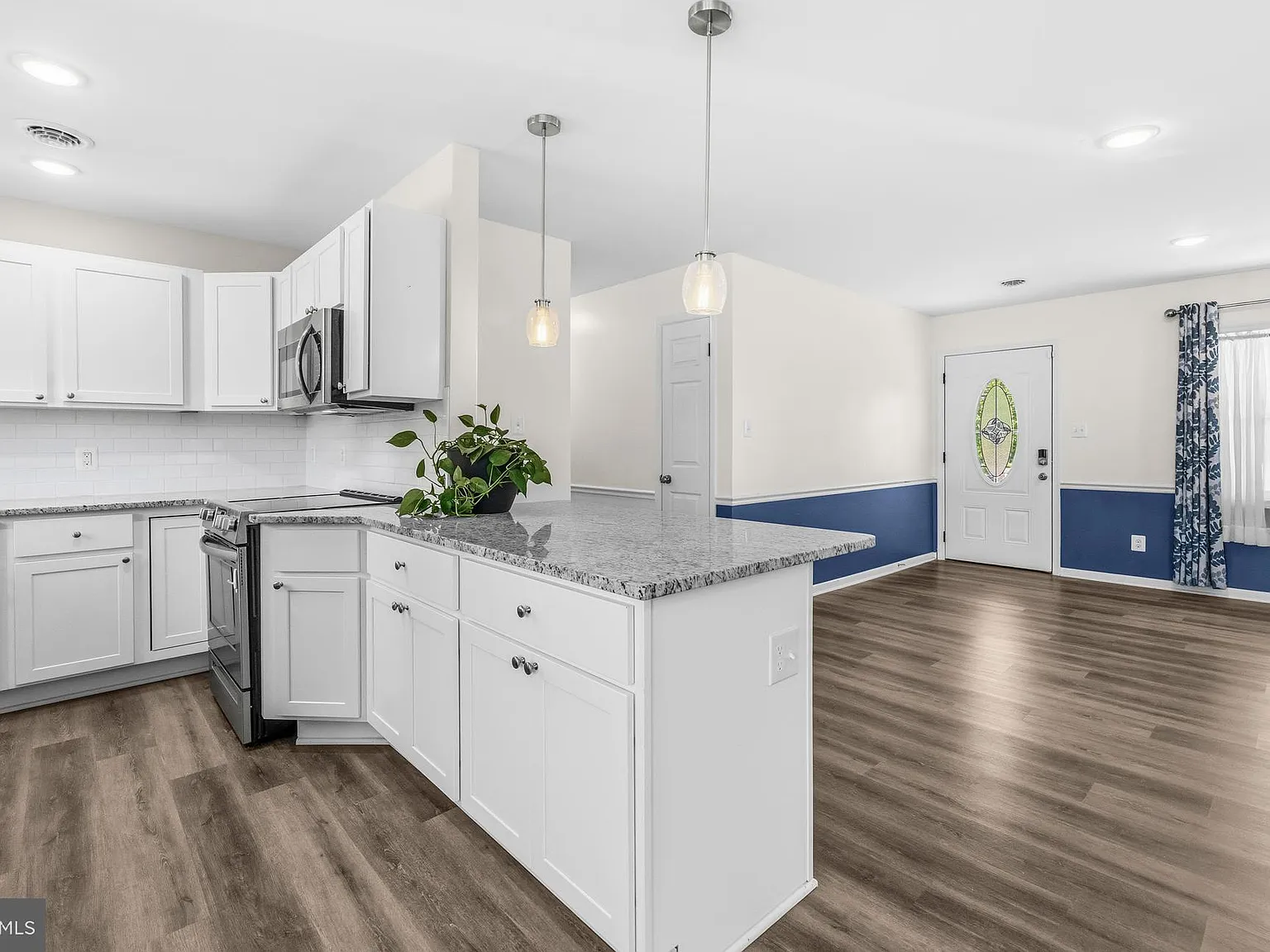 3 bed, 1.5 bath, 1352 sqft, $2,800 — Photo 2