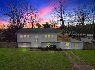 8 Oxford St, Islip, NY 11751