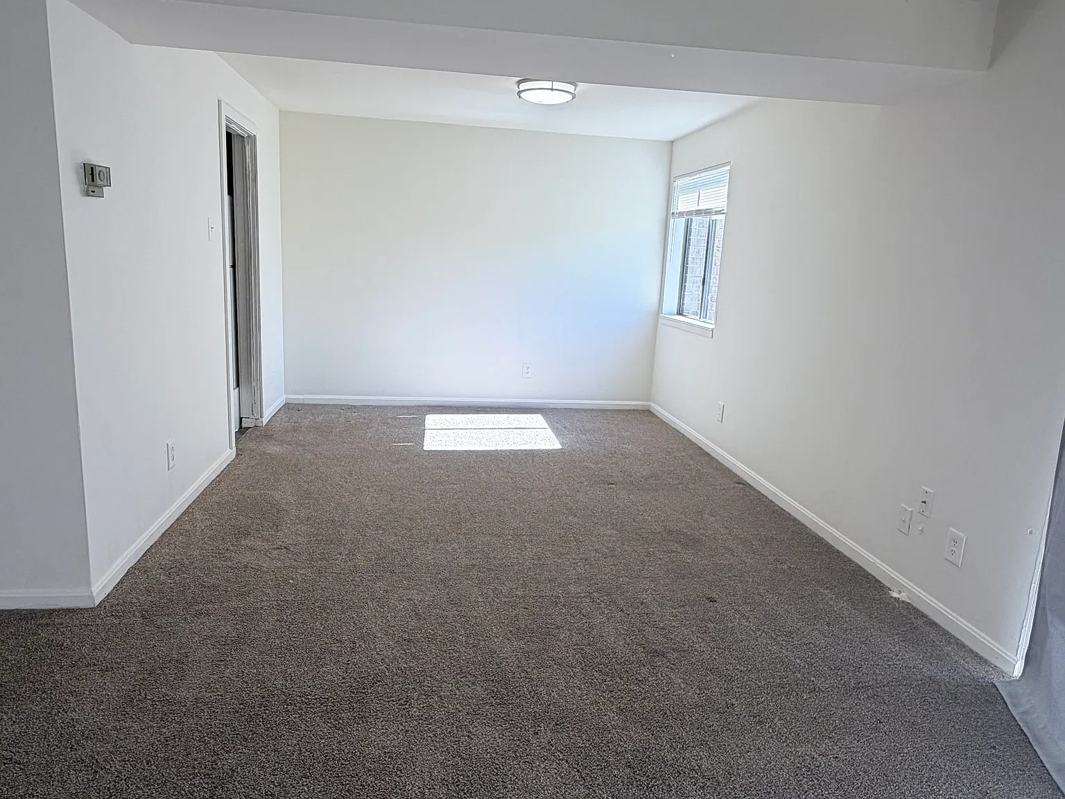 2 bed, 1056 sqft, $2,266 — Photo 3