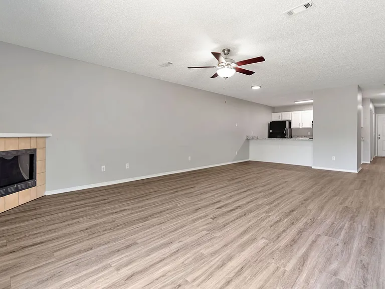 1665 N Boxley Ave — Photo 4
