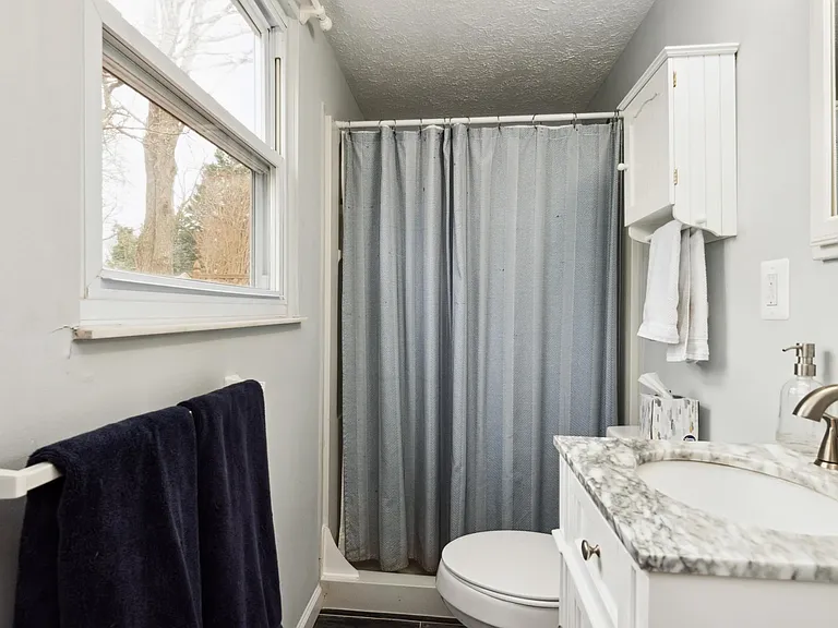 937 Marine Dr — Photo 11