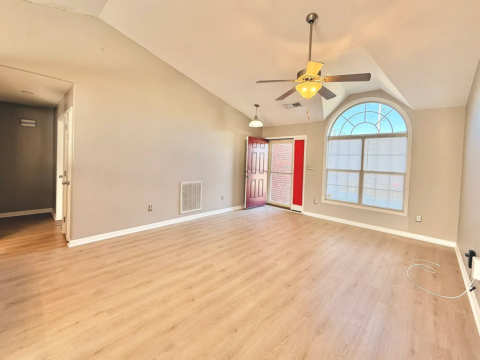 3 bed, 1327 sqft, $1,950 — Photo 3