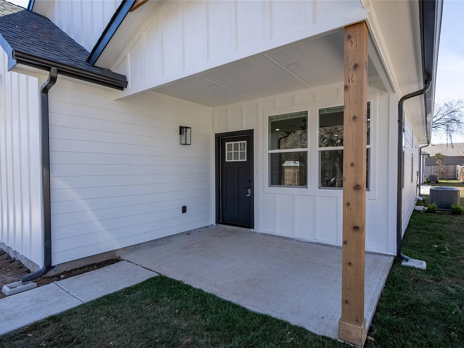4 bed, 1600 sqft, $2,600 — Photo 2