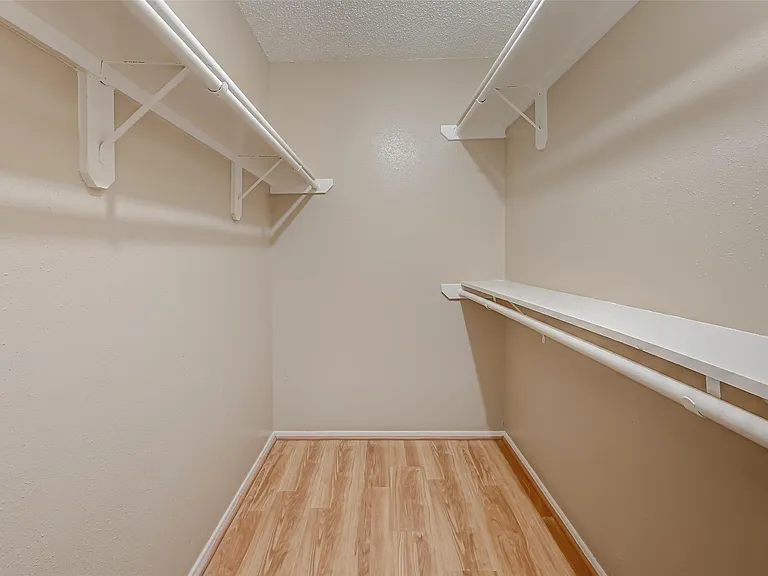 2302 Brook View Ln — Photo 35