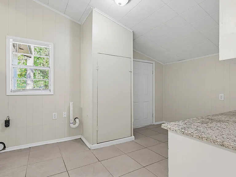 1095 Texas Pkwy — Photo 47