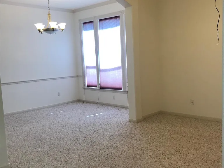 2429 Chantilly Ln — Photo 12