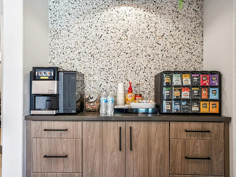 La Valencia Apartment Homes — Photo 15