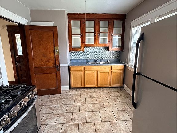 5th image of 2801 E 125th St 2