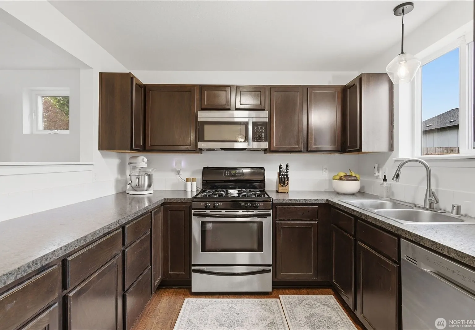 3 bed, 1.5 bath, 1216 sqft, $2,800 — Photo 4