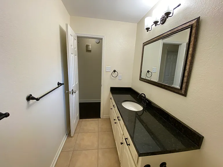 1011 Michelson Ln — Photo 9