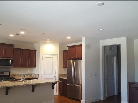 3rd image of 860 Valencia Way