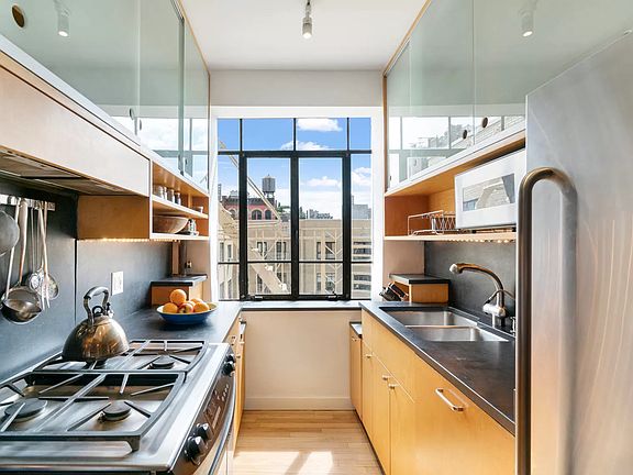 3rd image of 250 W 24th St APT 6EE