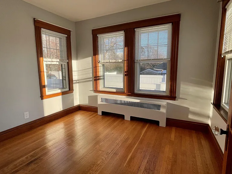 131 Ashley St — Photo 4