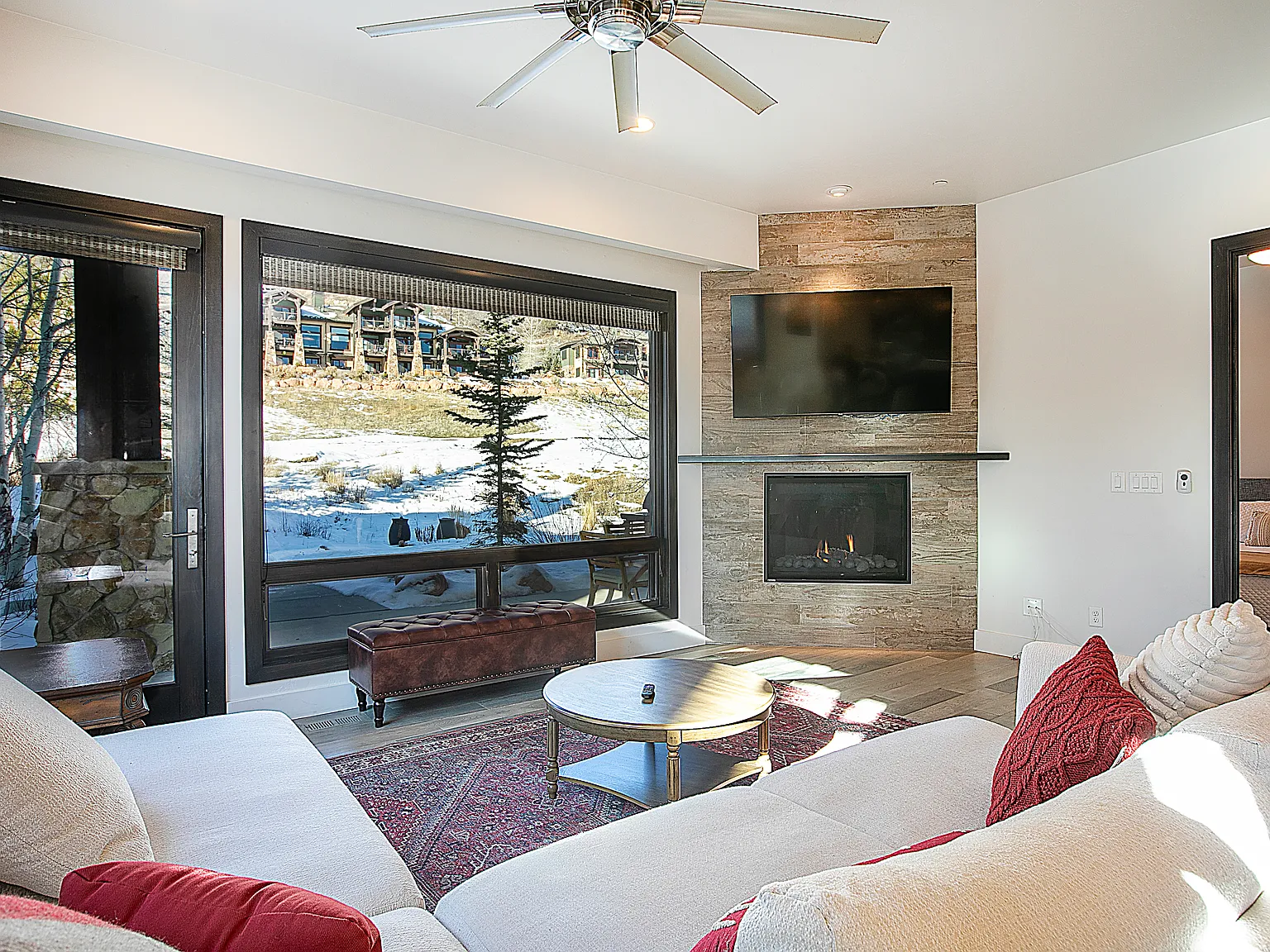 5 bed, 3.5 bath, 2818 sqft, $8,500 — Photo 2