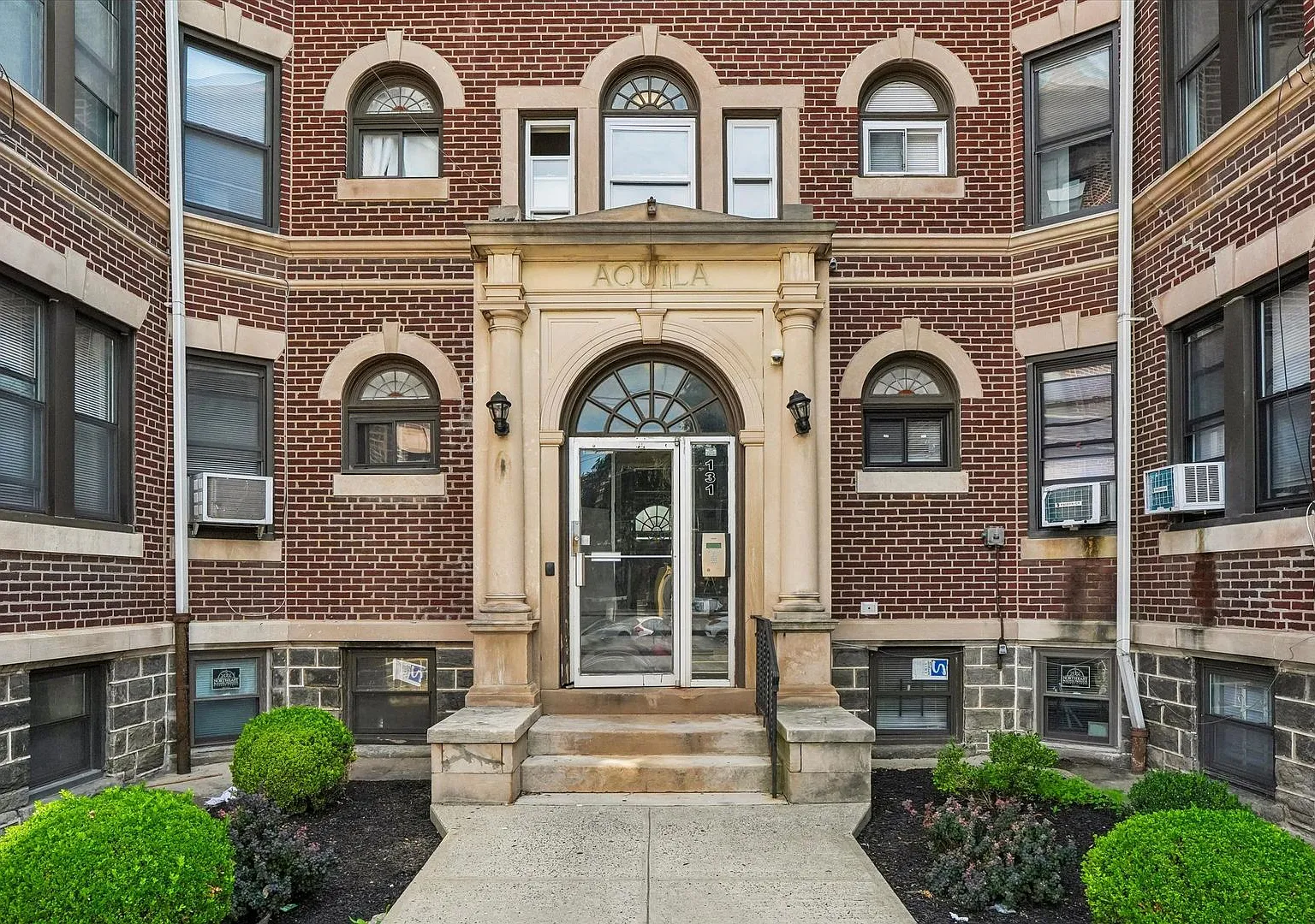 Walnut Court Apartments — Photo 4