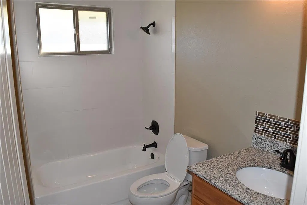 3 bed, 1196 sqft, $1,200 — Photo 4
