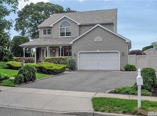 22 Black Gum Tree Ln, Kings Park, NY 11754