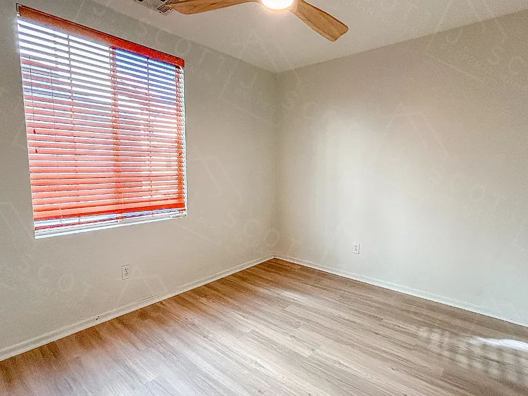 746 N Laguna Dr — Photo 11