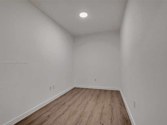 4th image of 402 NW 12th Ave APT 206
