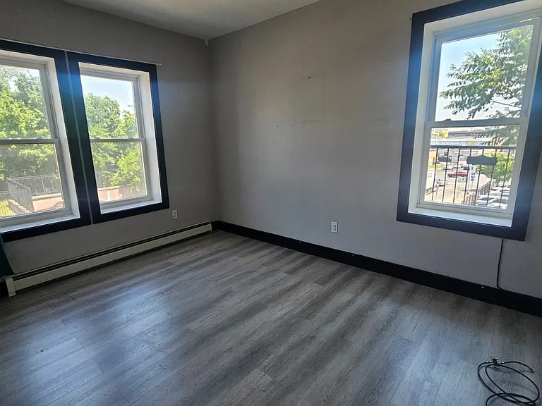 194-196 Johnson Ave #8 — Photo 4
