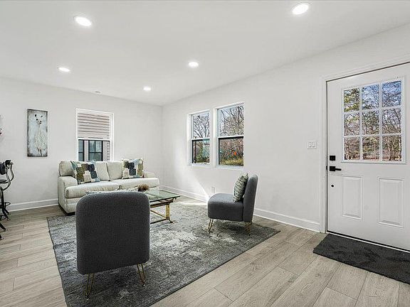 4th image of 1956 Washington Rd