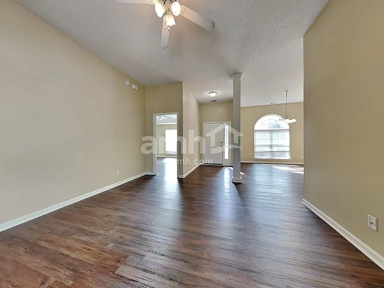420 Roberts Way — Photo 6
