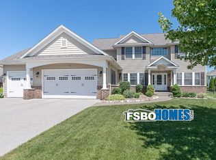 5765 New Castle Ln, Bettendorf, IA 52722