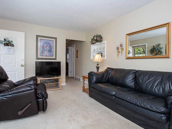 5th image of 7918 Carnation Dr