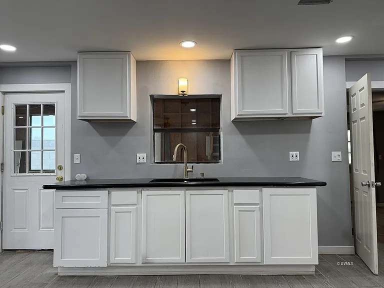 419 E 7th St — Photo 11