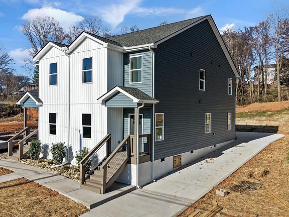 3rd image of 3429 Garden Dr NE
