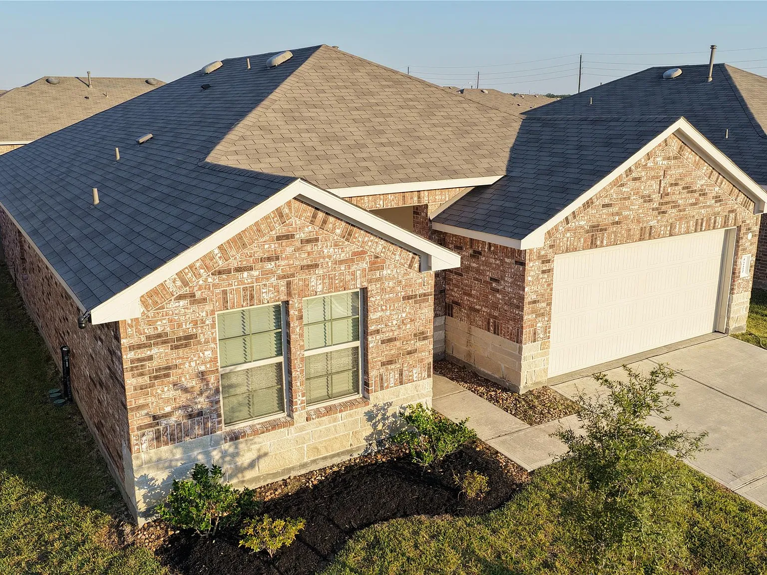 4 bed, 2.0 bath, 1736 sqft, $2,050 — Photo 3