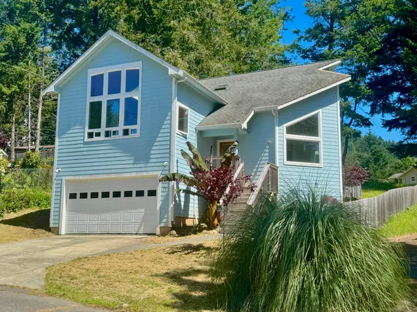 77 Hickory Rd, Whitethorn, CA 95589