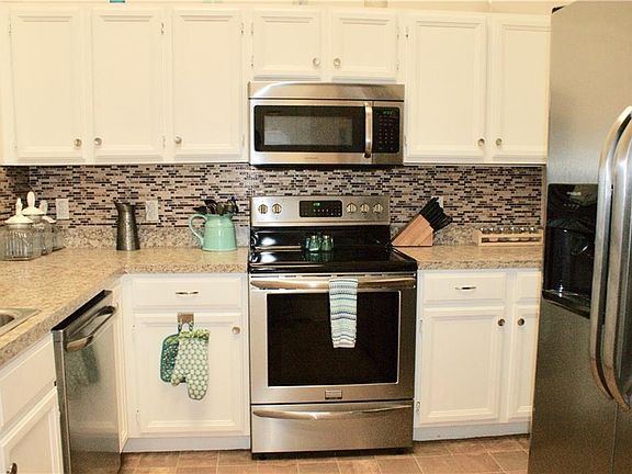 4th image of 104 Country Creek Ln