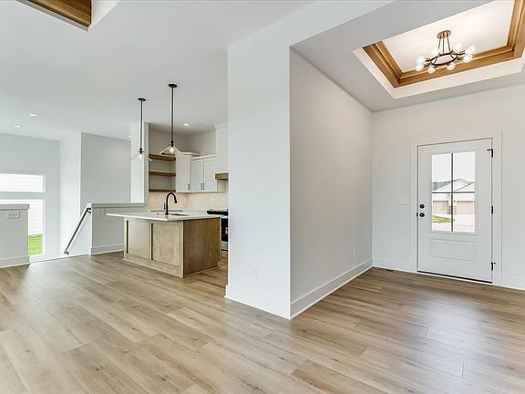 3rd image of 5865 N Saint Paul Ct
