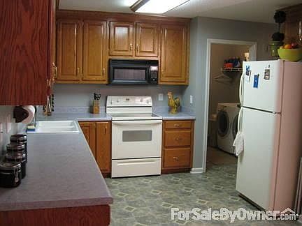 Kicthen view - 3 : One last view of kitchen looking into laundry room. Remember, the fridge stays!