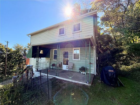 2nd image of 210 W 12th Ave