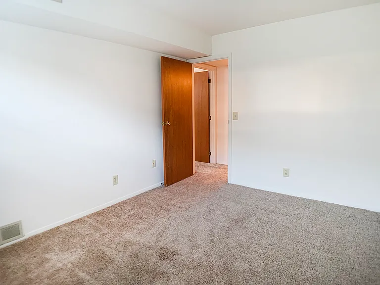 Four Worlds Apartments — Photo 29