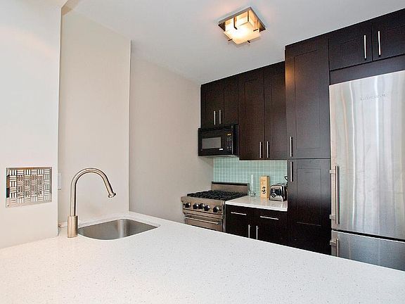 3rd image of 1 Irving Pl APT V8f