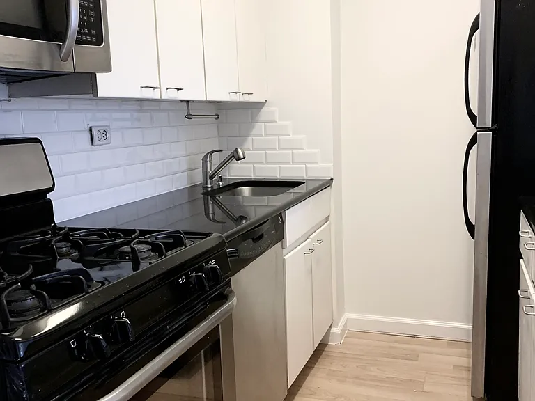 270 W 17th St #2K — Photo 5