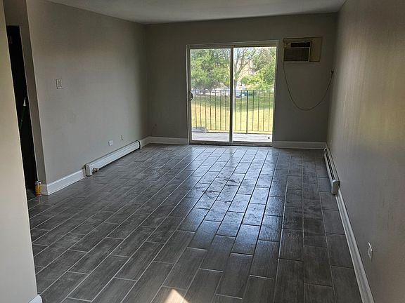 2nd image of 321 W Hawthorne Cir #1A