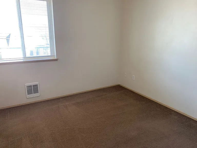 401 Lakeway Dr — Photo 10