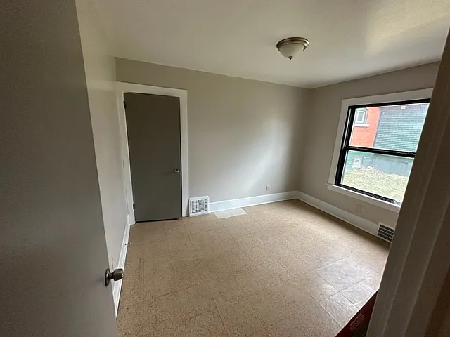 Building Photo - 539 Falls Ave