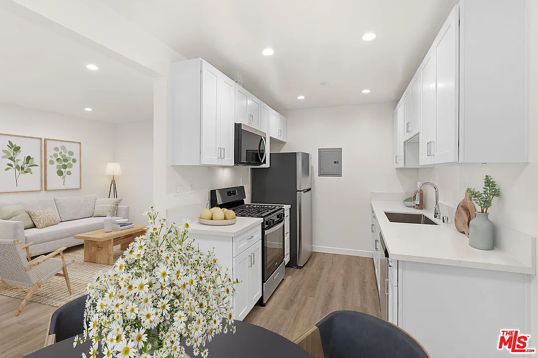 2 bed, 1.0 bath, 880 sqft, $2,500 — Photo 3