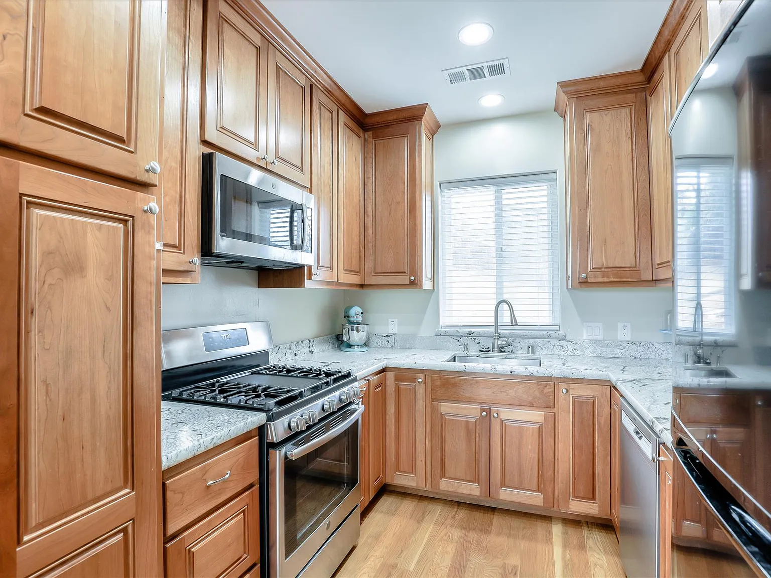 2 bed, 1.5 bath, 1264 sqft, $4,300 — Photo 4