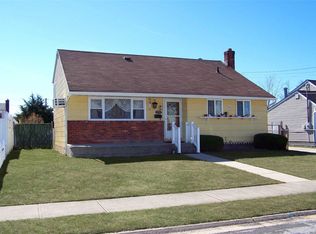 129 E Hampton Rd, Lindenhurst, NY 11757